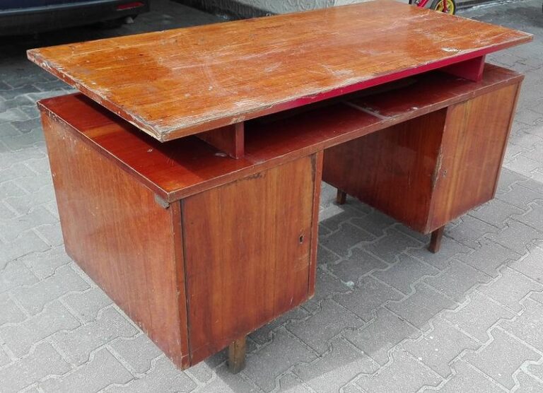 Jak skutecznie odnowić stare biurko – praktyczny poradnik krok po kroku