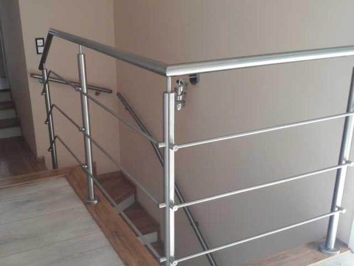 Balustrady ze stali nierdzewnej – klucz do trwałości i nowoczesnego wykończenia w Twoim domu