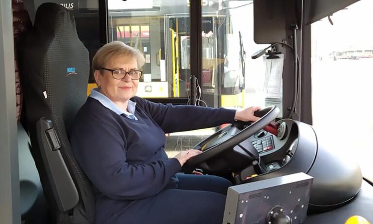 Kobiety za kierownicą: Fakty i mity o tym, czy jeżdżą lepiej niż mężczyźni