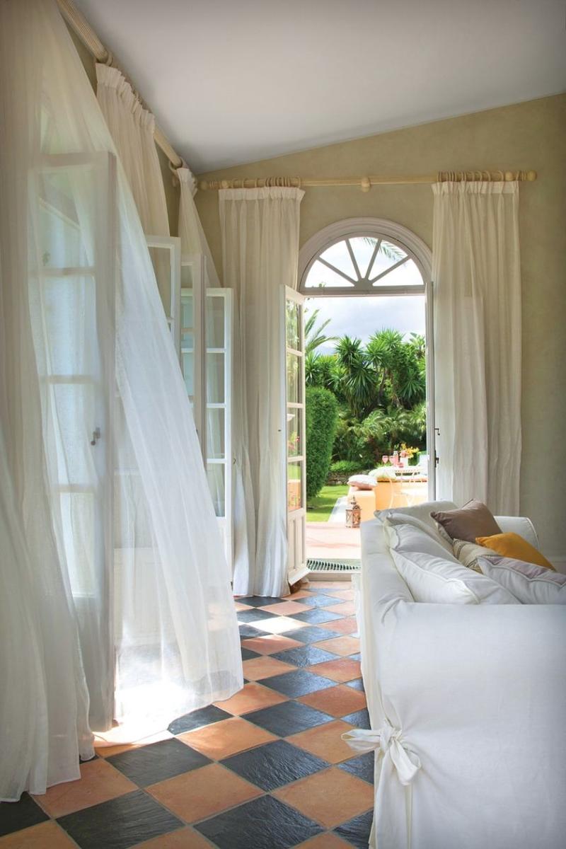 Wpływ światła na wybór firanek