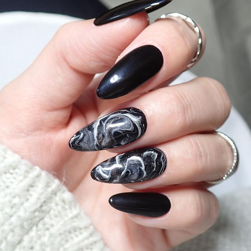 Pielęgnacja i trwałość czarnego manicure