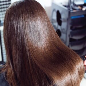 Kto najlepiej prezentuje się w czekoladowym brązie i jak osiągnąć ten efekt?