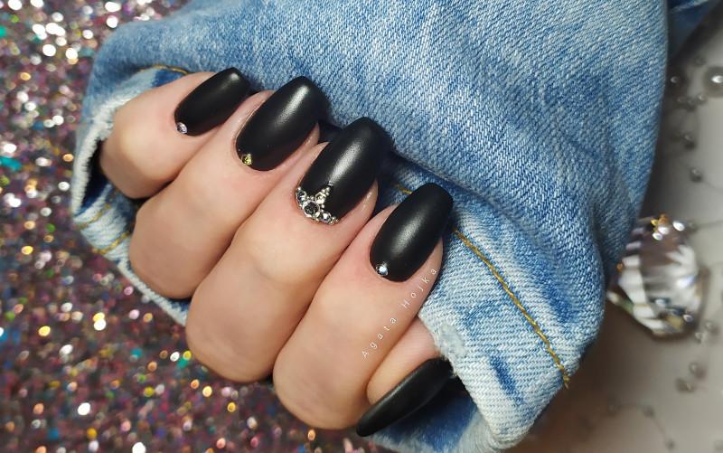 Czarne paznokcie z cyrkoniami