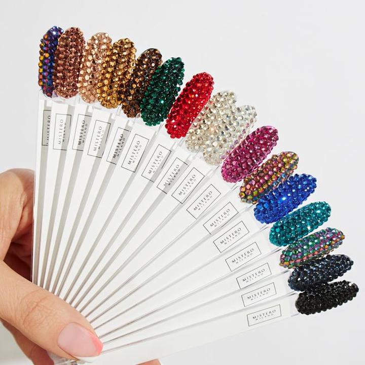 Elegancki manicure z cyrkoniami