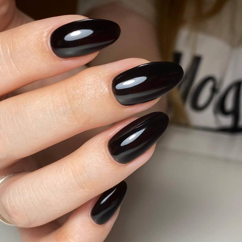 Krok po kroku czarny manicure