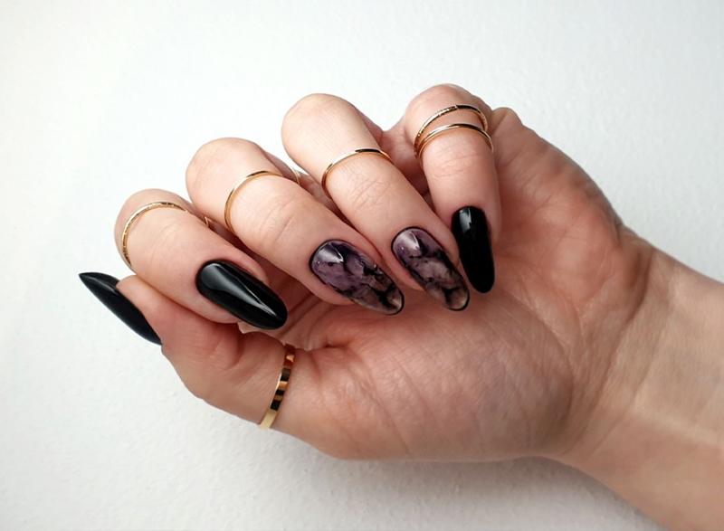 Zjawiskowe inspiracje na czarne paznokcie z cyrkoniami, które musisz zobaczyć