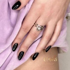 Manicure w odcieniach różu i czerni – stylowy trend na Twoich paznokciach