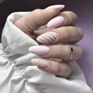 Manicure w odcieniu pudrowego różu – odkryj niezwykle atrakcyjny wybór na każdą okazję